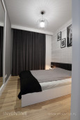 Sypialnia z czarnym zagłówkiem tapicerowanym