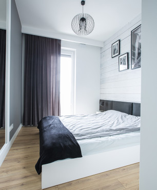 Sypialnia z białym, drewnianym łóżkiem kontynentalnym