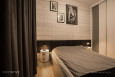 Sypialnia z jasnymi drewnianymi deskami na ścianie