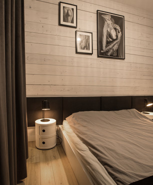 Sypialnia z jasnymi drewnianymi deskami na ścianie