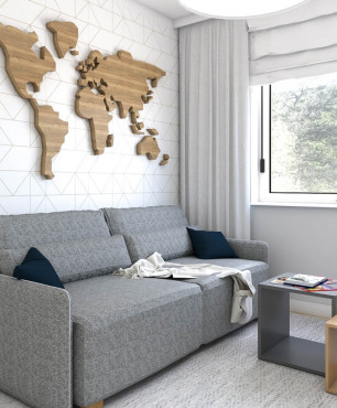 Pokój z szarą sofą i drewnianą mapą na ścianie