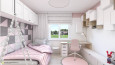Pokój dziewczynki z różowym dywanem